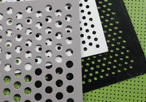 لوحة ألومنيوم مثقبة باللون الأبيض